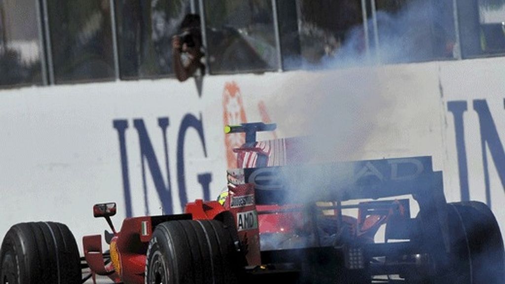 El coche de Massa se rompe cuando iba en primera posición y a dos vueltas del final de la carrera