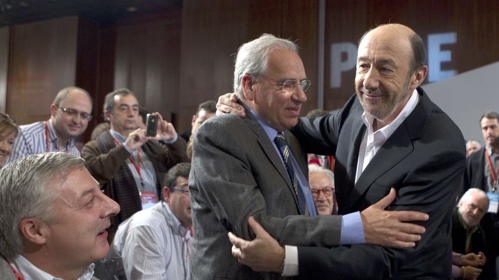 Rubalcaba llegando al Congreso en Sevilla