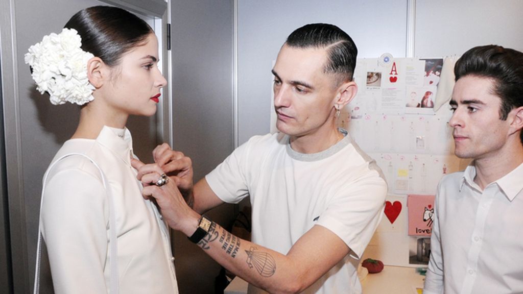 David Delfín y Pelayo Díaz repasando el look de la modelo Alba Galocha antes del desfile