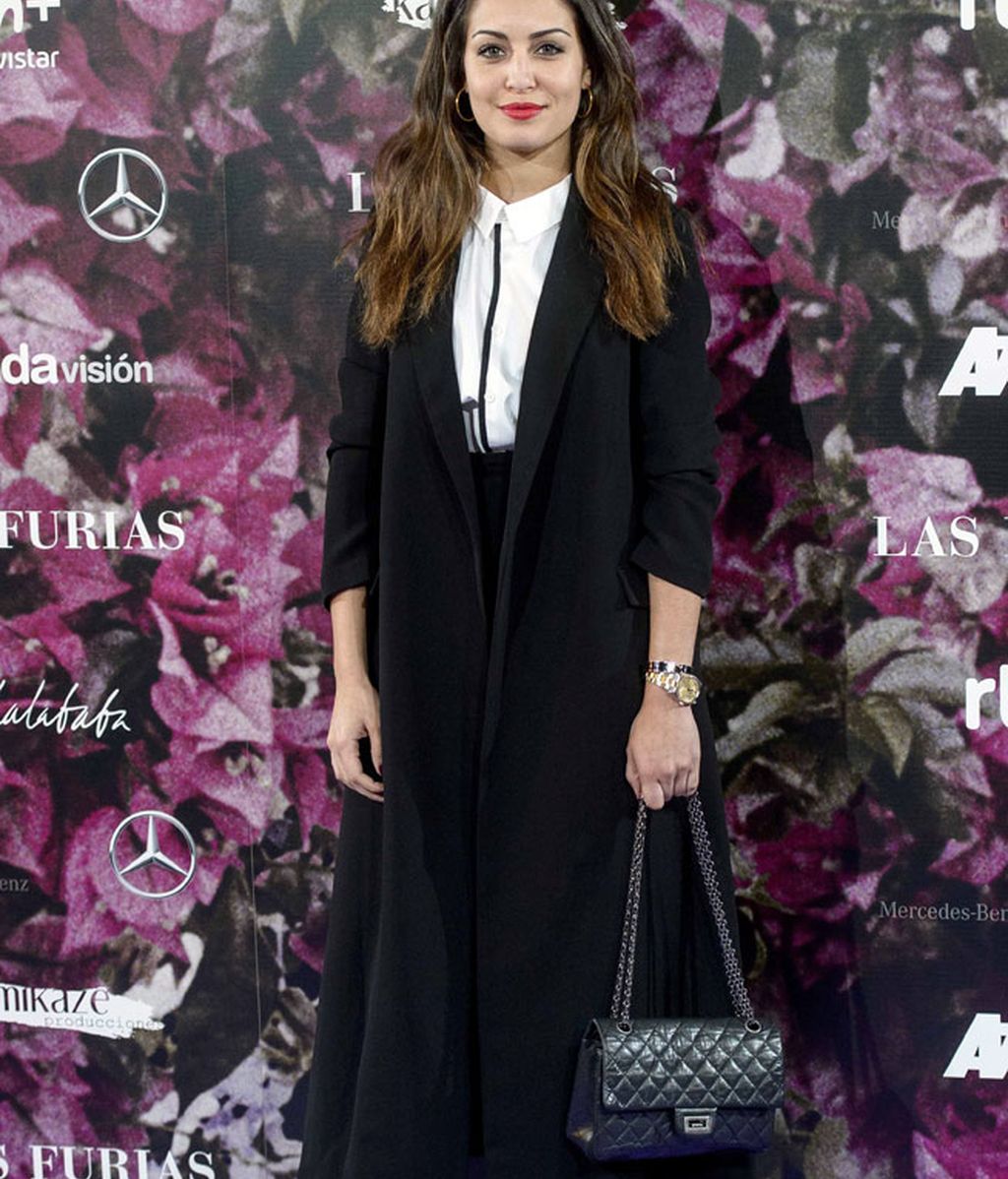 Perfecta Hiba Abouk: estilo y elegancia en clave de abrigo