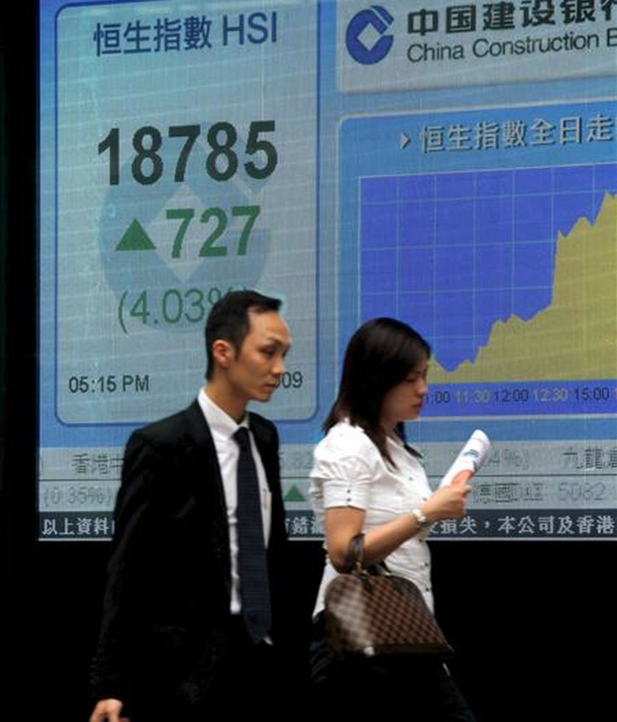 El índice Hang Seng de la Bolsa de Hong Kong retrocedió 356,52 puntos a media sesión, el equivalente al 1,97 por ciento, tras lo cual se situó en 17.728,08 enteros. EFE/Archivo