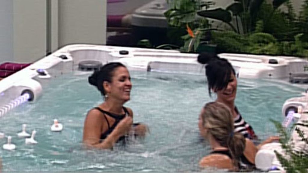 Las chicas estrenan el jacuzzi de GH12