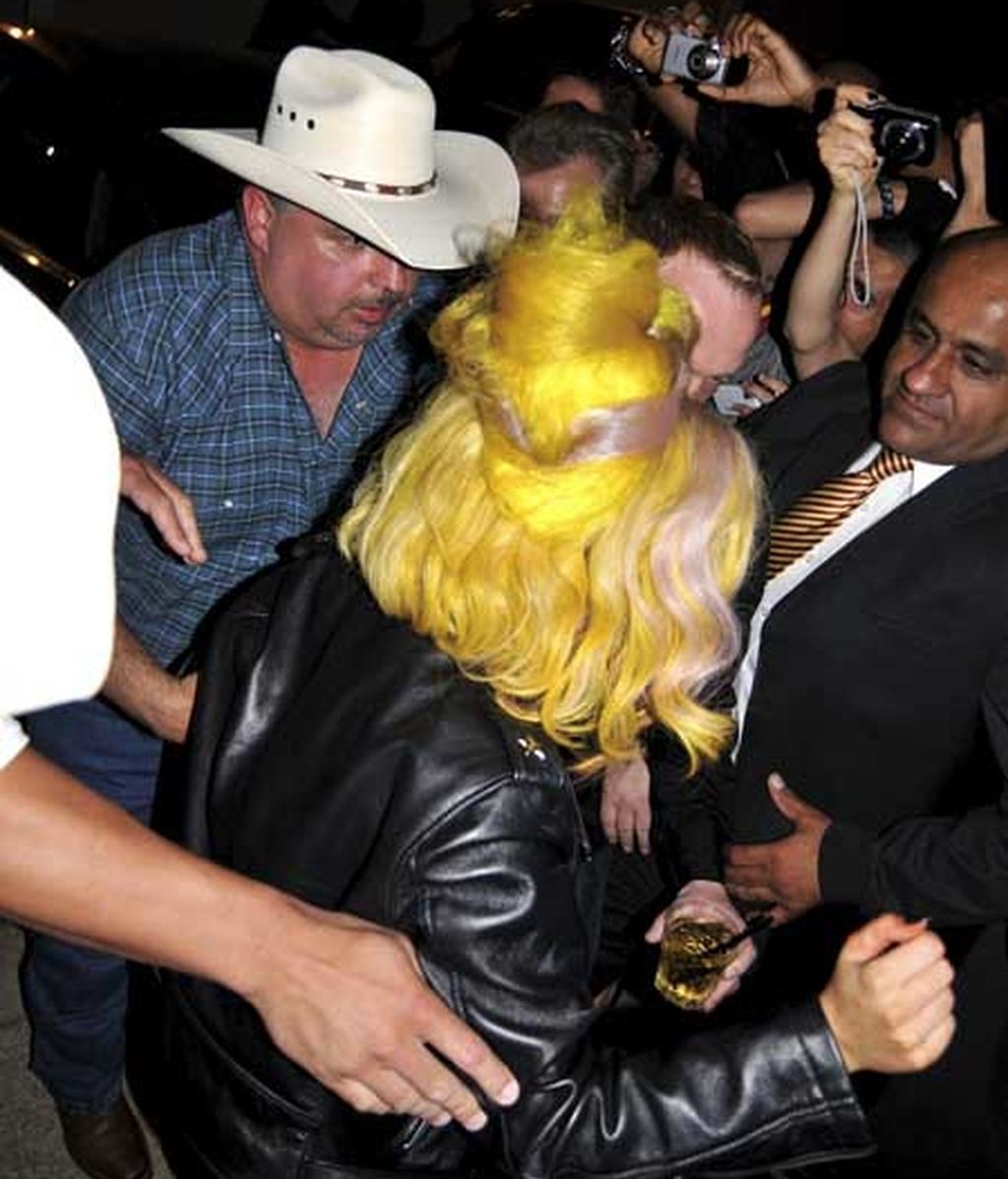 Lady Gaga irrumpe por sorpresa en un local de gay-western