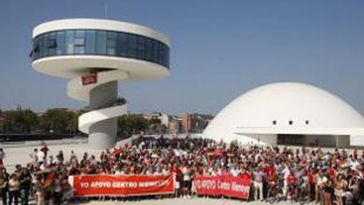 Varios miles de personas se manifiestan en el Centro Niemeyer de Avilés en defensa de la continuidad de la institución. Foto: EFE