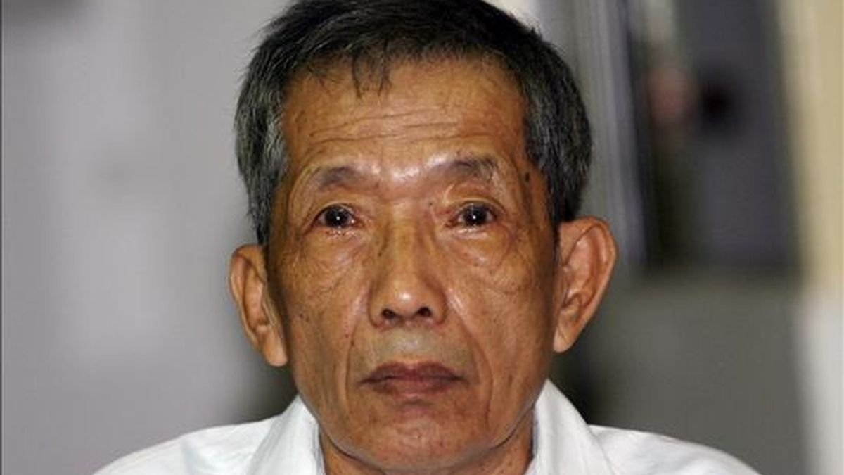 Kaing Guek Eav, alias "Duch" ex jefe de la prisión S-21 durante su comparecencia ayer, 30 de marzo de 2009, en el tribunal de la Cámara Extraordinaria de la Corte de Cambodia (CECC) en Phnom Penh (Cambodia). EFE/Mak Remissa
