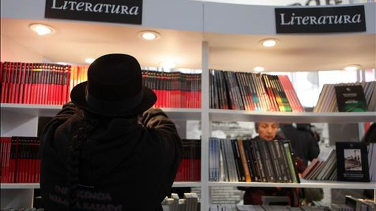 Un visitante busca un libro en Lima (Perú) en la inauguración de la 15 Feria Internacional del Libro, cuyo invitado de honor este año es Ecuador. La feria se celebra este año en el Parque de los Próceres del distrito limeño de Jesús María. EFE