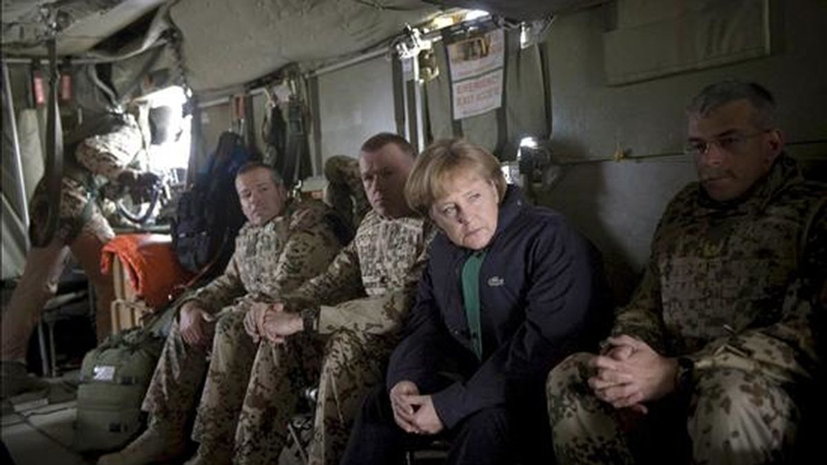 La canciller alemana, Ángela Merkel (segunda por la derecha), se sienta cerca de unos oficiales en un helicóptero de las Fuerzas Armadas durante su viaje sorpresa a la ciudad de Kundus, Afganistán, hoy lunes 6 de abril. Merkel, que visita el país por segunda vez, se entrevistará con las tropas germanas en el país. EFE
