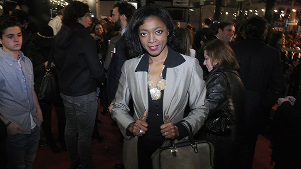 Francine Gálvez muy metida en el papel de ejecutiva agresiva en plan Christian Grey