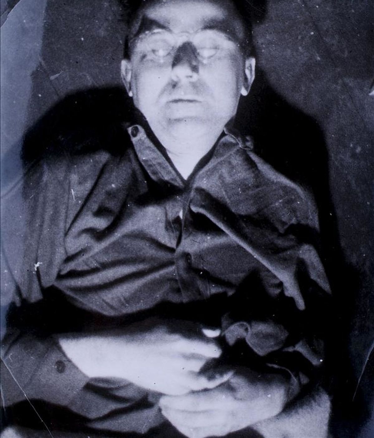 Fotografía inédita facilitada por la casa de subastas Dreweatt del jerarca nazi Heinrich Himmler momentos después de su suicidio, que se ofrecerá al mejor postor el próximo 29 de marzo en Bristol (Inglaterra). La foto la tomó el cabo Guy Adderley, del servicio de inteligencia británico, en mayo de 1945 y muestra al lugarteniente de Hitler muerto tras ingerir el cianuro de una cápsula que había ocultado en su boca. EFE/Guy Adderley Fotografía inédita facilitada por la casa de subastas Dreweatt del jerarca nazi Heinrich Himmler momentos después de su suicidio, que se ofrecerá al mejor postor el próximo 29 de marzo en Bristol (Inglaterra). La foto la tomó el cabo Guy Adderley, del servicio de inteligencia británico, en mayo de 1945 y muestra al lugarteniente de Hitler muerto tras ingerir el cianuro de una cápsula que había ocultado en su boca. EFE/Guy Adderley