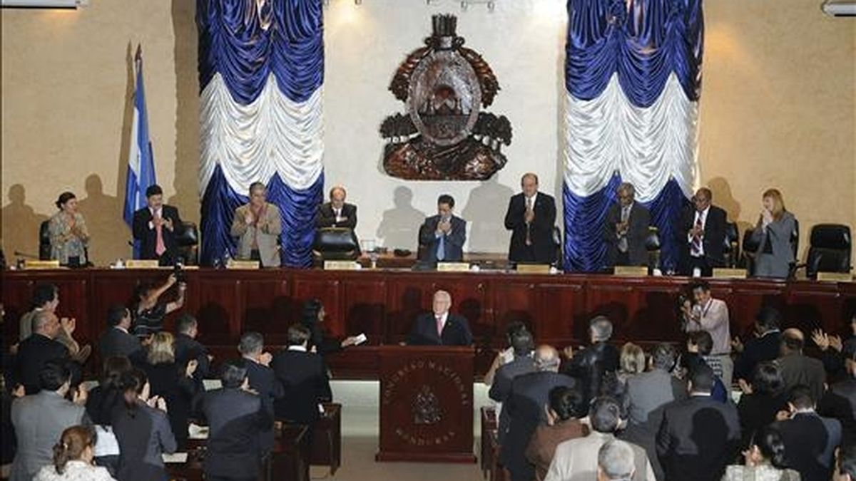 El nuevo mandatario de Honduras, Roberto Micheletti (c-abajo), nombrado por el Congreso después de que los militares sacaran por la fuerza del poder a Manuel Zelaya, prestó juramento en Tegucigalpa (Honduras). EFE