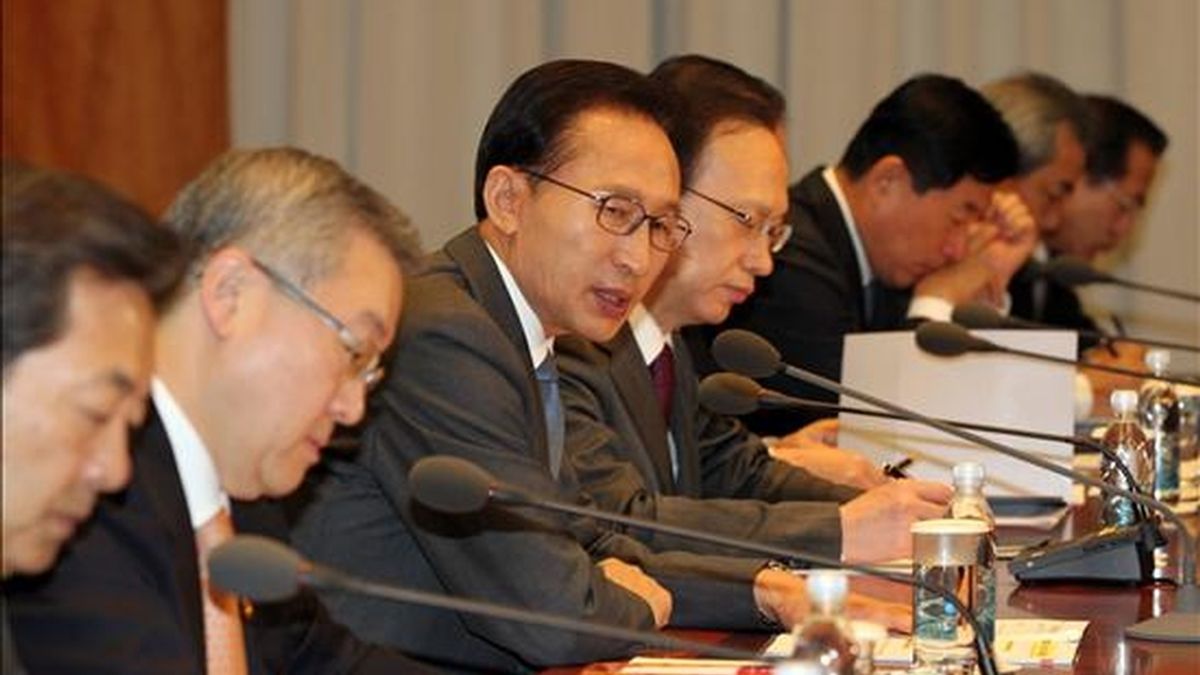 En la imagen, el presidente surcoreano, Lee Myung-bak (3i), dirige una reunión de emergencia con oficiales de seguridad y ministros de economía tras el ataque de Corea del Norte, en Seúl (Corea del Sur). EFE/Archivo