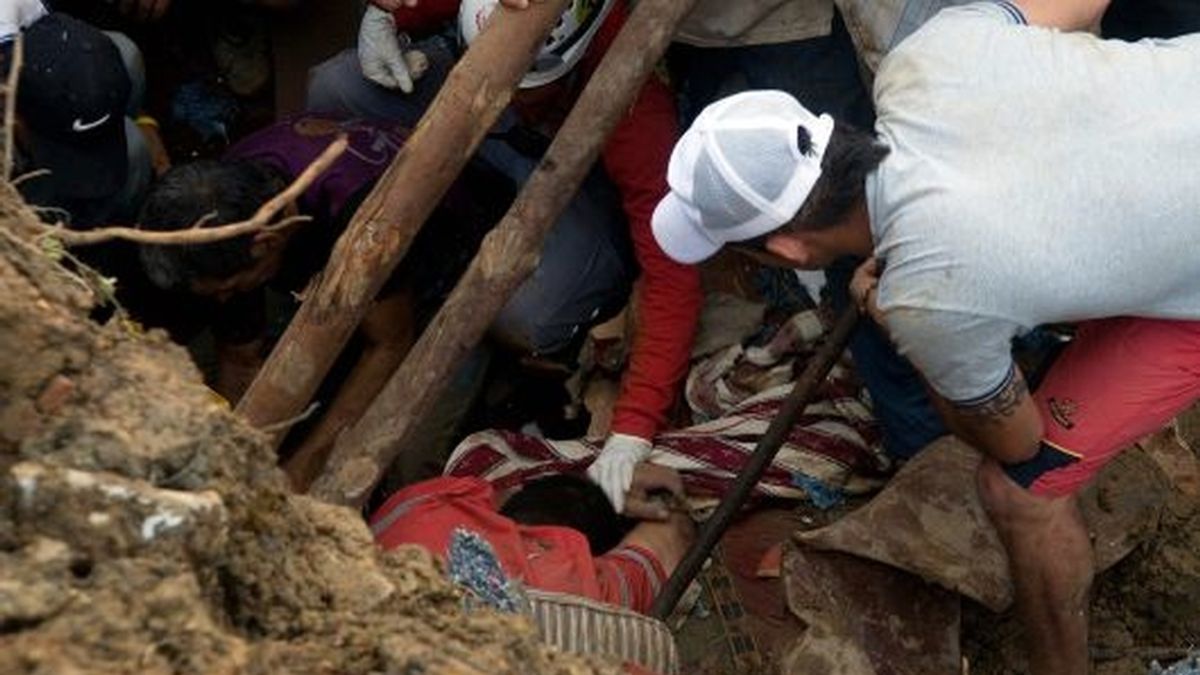 Organismos de rescate y vecinos del sector colaboran con la búsqueda y rescate de las víctimas que quedaron sepultadas por un deslizamiento de tierra en el municipio de Bello. Vídeo: Informativos Telecinco