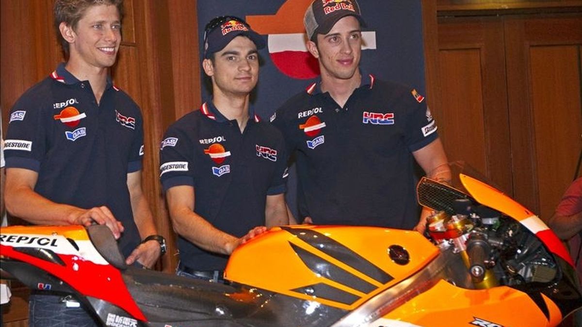 Los pilotos de Repsol el australiano Casey Stoner (2ºizda), el español Dani Pedrosa (centro) y el italiano Andrea Dovizioso (3ºdcha) posan hoy, durante la presentación del equipo Repsol Honda en Sepang, Kuala Lumpur (Malasia). EFE