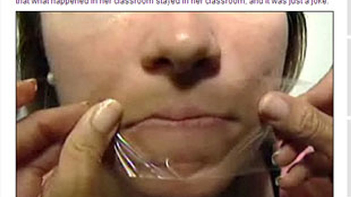 Momento en el que la maestra tapa la boca de Jazlyn para evitar que hablara en clase. Foto: Daily Mail.