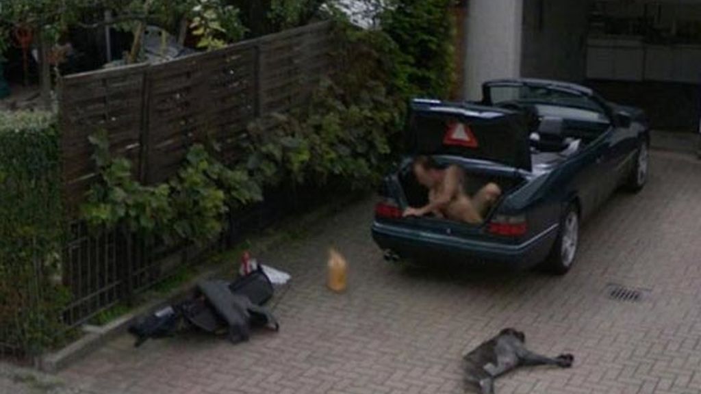 Desnudo en el maletero