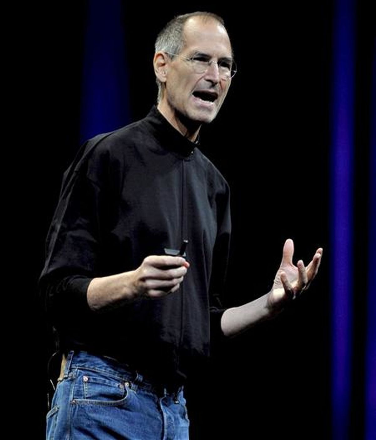 Fotografía de archivo con fecha del 09 de junio de 2008 que muestra al director general de Apple, Steve Jobs, durante una presentación a la prensa en la Conferencia de Desarrolladores Mundiales que tuvo tuvo lugar en el centro Moscone de San Francisco, California (Estados Unidos). EFE/Archivo