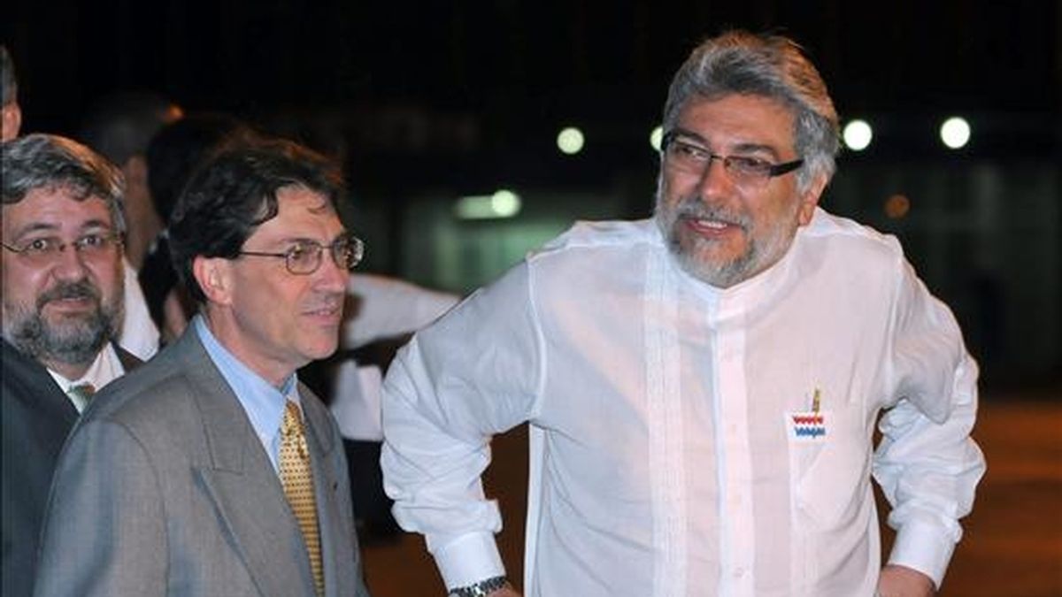 Imagen de este martes del presidente de Paraguay, Fernando Lugo (d), acompañado del canciller cubano, Bruno Rodríguez, a su llegada a La isla. EFE