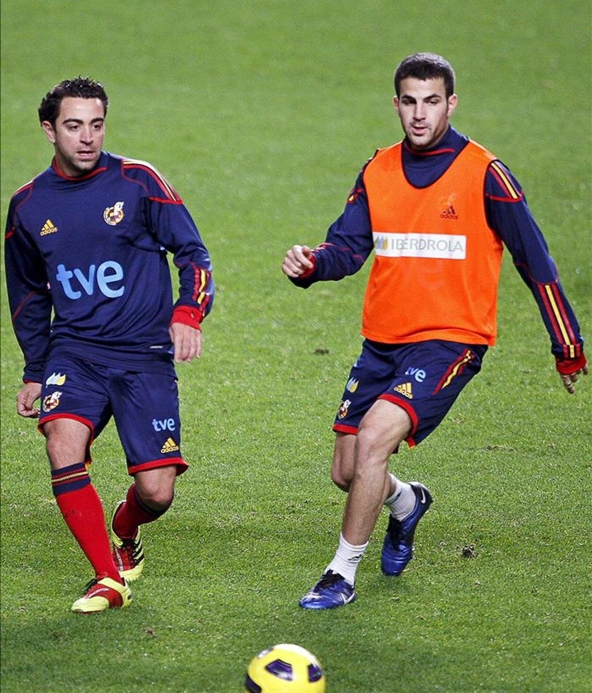 Los centrocampistas Xavi Hernández (i) y Cesc Fábregas, durante un entrenamiento con la selección española. EFE/Archivo