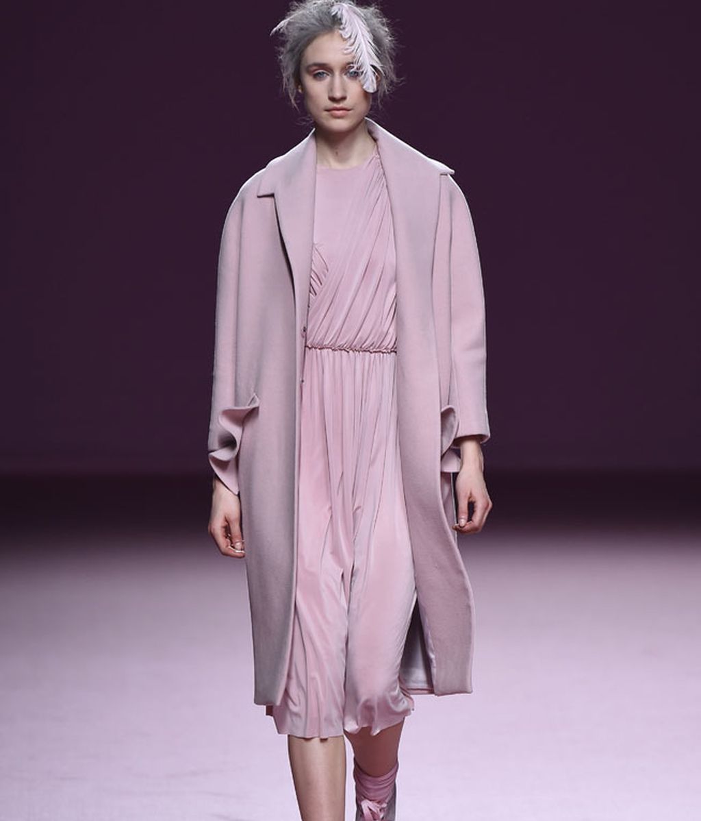 Rosa etéreo y negro intenso en Juan Vidal