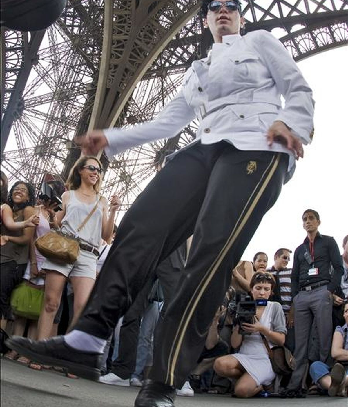 Un seguidor de Michael Jackson baila bajo la torre Torre Eiffel de París. EFE