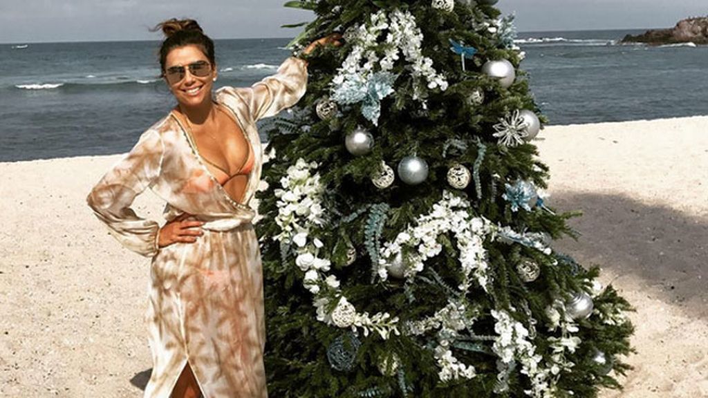 Fuera abrigos y mantas: Eva Longoria planta el árbol en la playa