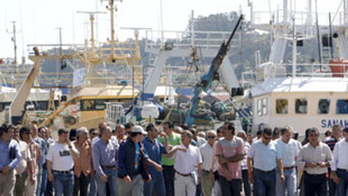 Marineros de Marín y Boiro se concentran en el puerto de Marín para informar a los compañeros de las causas del paro en el sector. Foto: EFE.