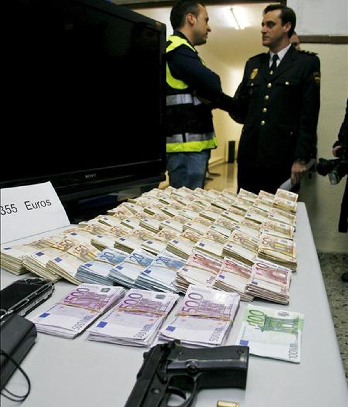 Parte del material incautado por la Policía Nacional de Alicante en una operación en la que se han detenido a siete personas, que habían robado 1,5 millones de euros a un empresario y han recuperado cerca de 300.000. EFE