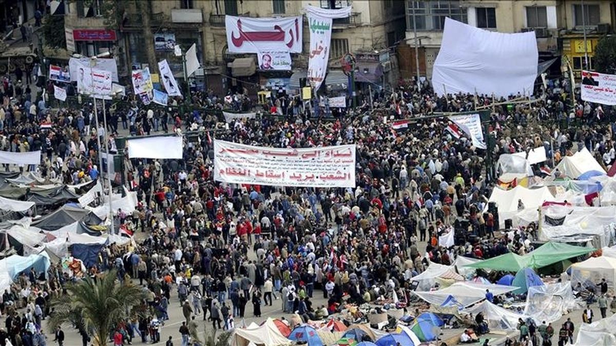 Manifestantes egipcios detractores del régimen del presidente Hosni Mubarak se congregan por decimosexto día consecutivo en la plaza de Tahrir en El Cairo (Egipto). EFE