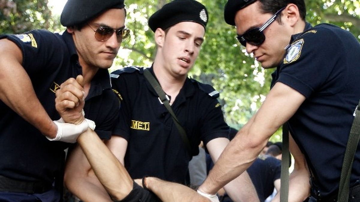 Detenidos varios activistas españoles por intentar acampar en la plaza Sintagma