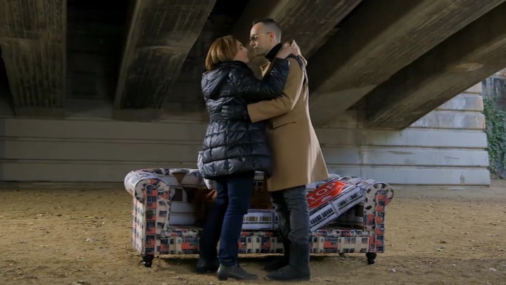 Ada Colau y Risto charlan debajo de un puente