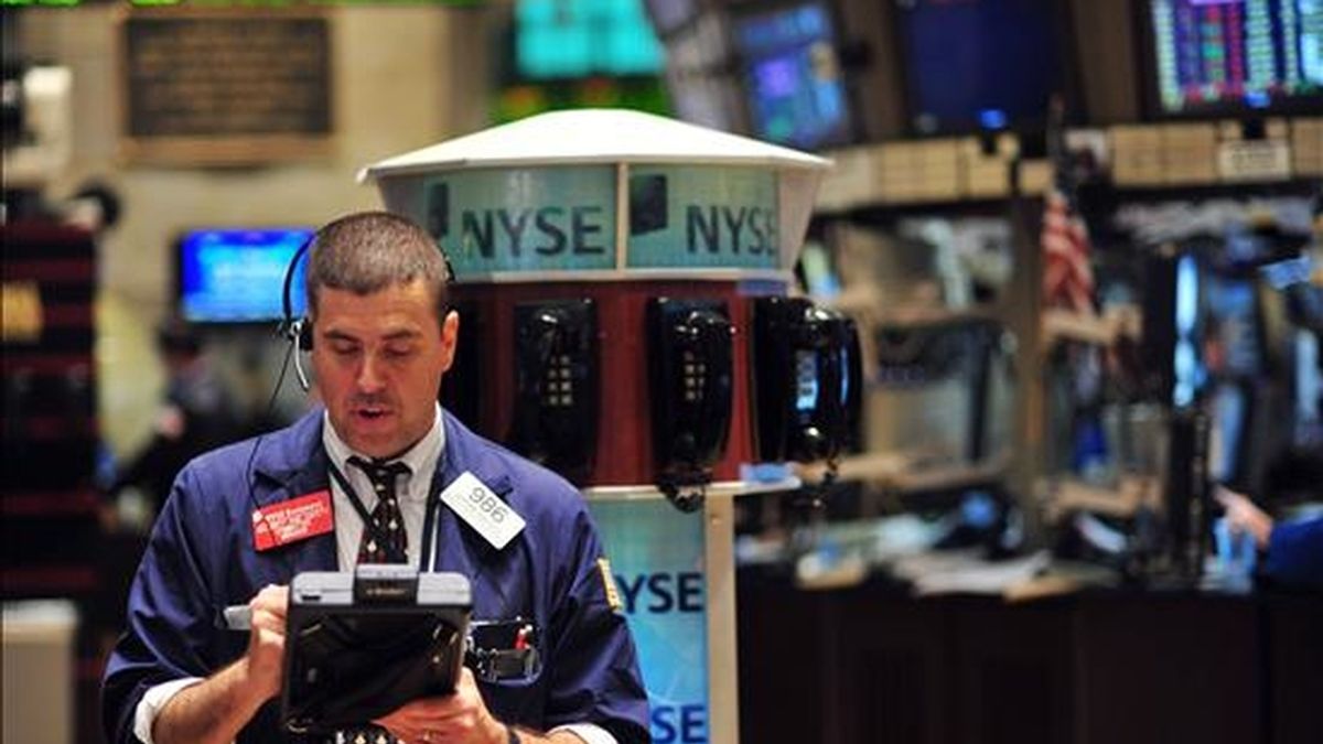 Un corredor de bolsa trabaja  antes de la campana de cierre de Wall Street en Nueva York (EEUU) EFE/Archivo