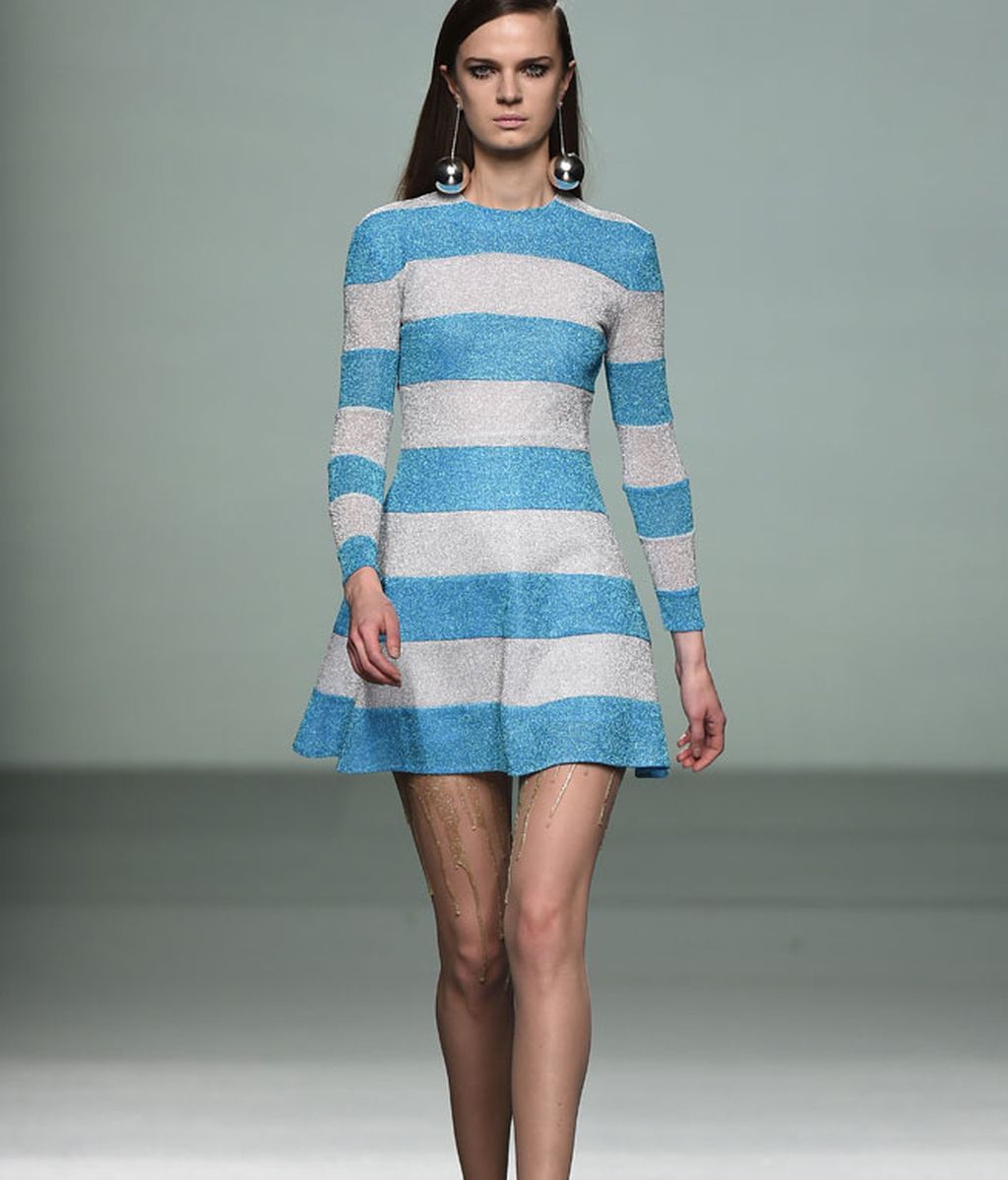 Tejidos metalizados, plastificados y silueta urbana