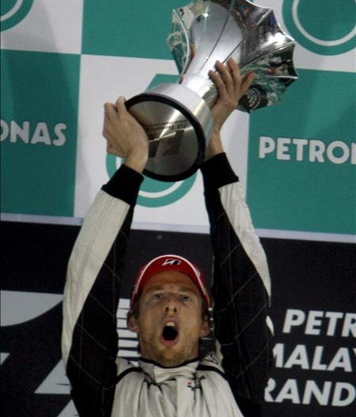 Solo Brawn GP y Toyota parecen haber hecho sus deberes para este año. En la imagen, el piloto de Fórmula Uno Jenson Button, de Brawn GP, celebra su victoria ayer en el Gran Premio de Malasia. EFE