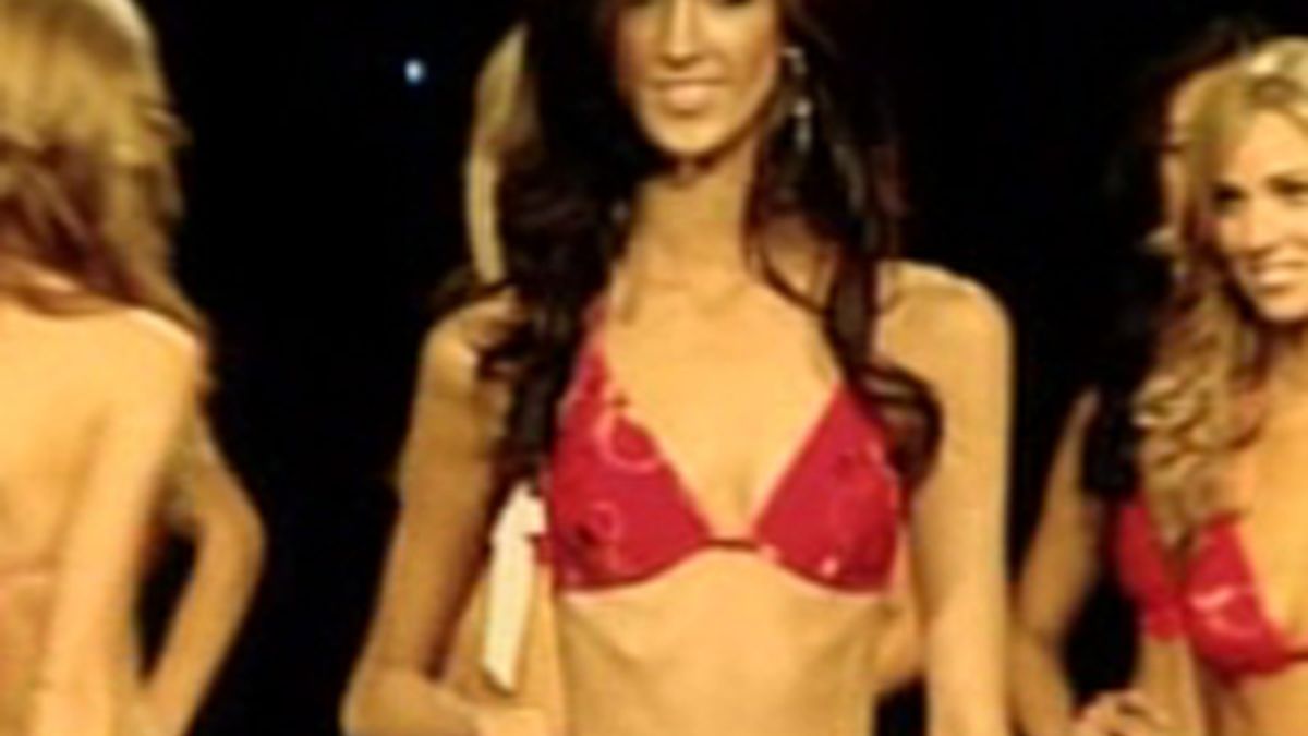 La modelo,  Stephanie Naumoska mide 1,80 cm y pesa 49 kilos. Video: Informativos telecinco.