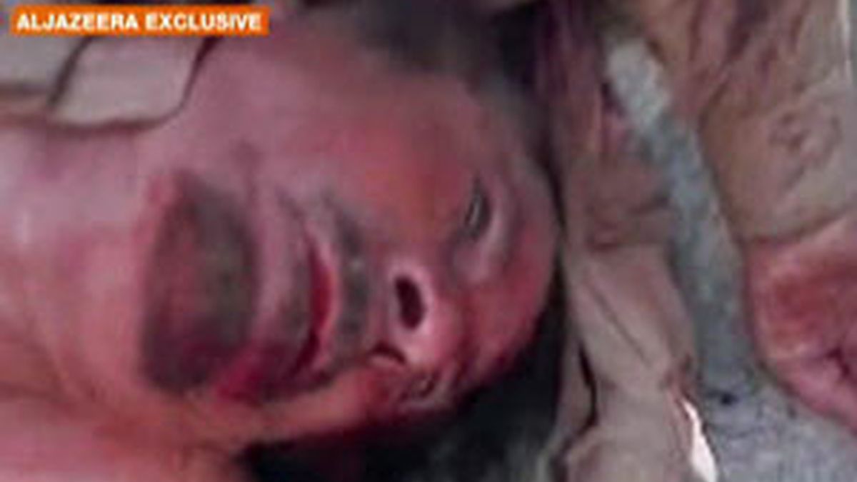 El supuesto cadáver de Muamar Gadafi, en una imagen de Al Jazeera.