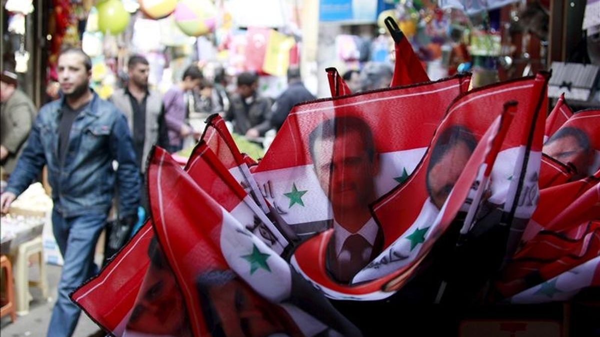 Banderitas sirias con la efigie del presidente Asad a la venta en el centro de Damasco, Siria. EFE/Archivo