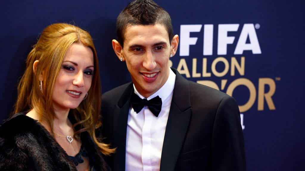 Jorgelina Cardoso, mujer de Di Maria, con vestido en tonos azules y bordados