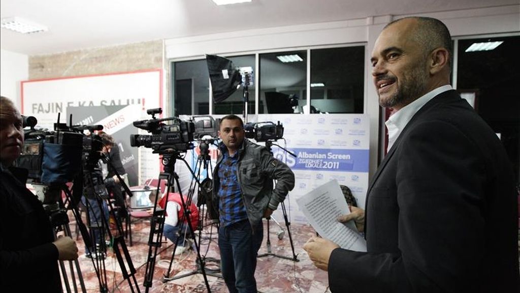 El lider de la oposición albanesa y candidato para la alcaldía de Tirana, Edi Rama (d), participa en una conferencia de prensa en la que anunció que aceptará el resultado de las elecciones venideras en Tirana. EFE El lider de la oposición albanesa y candidato para la alcaldía de Tirana, Edi Rama (d), participa en una conferencia de prensa en la que anunció que aceptará el resultado de las elecciones venideras en Tirana. EFE