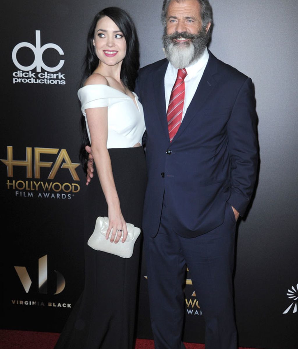 Mel Gibson asistió con su novia Rosalind Ross que apostó por el blanco y negro