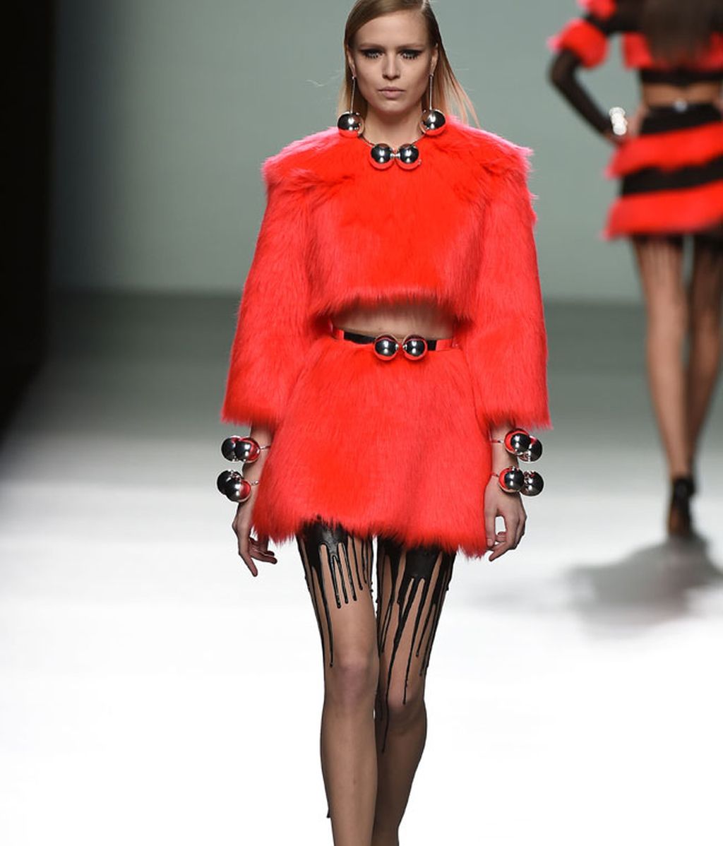 Tejidos metalizados, plastificados y silueta urbana