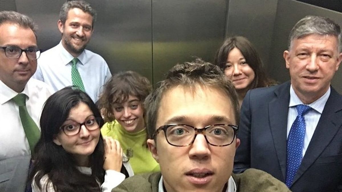 Iñigo Errejón se hace un selfie con tres diputados del PP