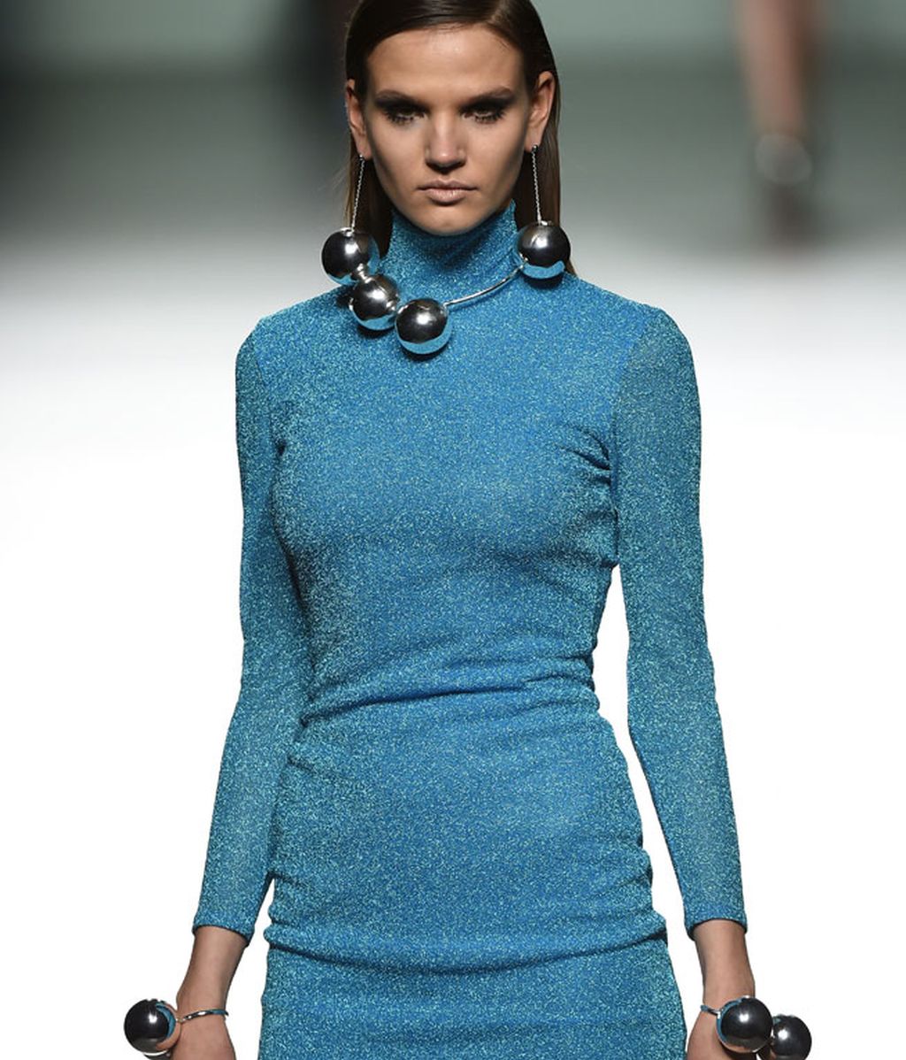 Tejidos metalizados, plastificados y silueta urbana