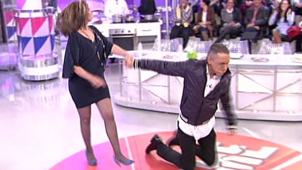 Kiko anda de rodillas y Mila Ximénez tras él