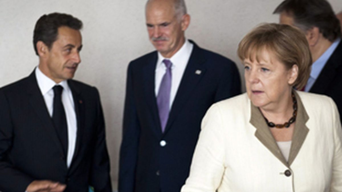 La canciller alemana, Angela Merkel, calcula que el fondo de rescate rondará el billón de euros. FOTO: EFE/Archivo