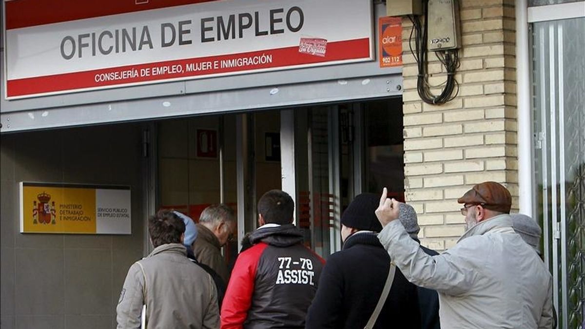 Un grupo de personas hace cola para entrar en una oficina de empleo en Madrid. EFE/Archivo