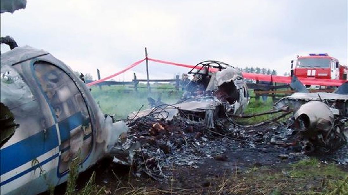 Restos de un avión de pasajeros ruso KatekAvia An-24 que se estrelló cerca de la localidad rusa de Igarka, a unos 3.000 kilómetros al noreste de Moscú. El avión se estrelló ayer, 2 de agosto, durante la maniobra de aterrizaje a 700 metros de la pista en el aeropuerto de la ciudad de Igarka, tras lo cual se incendió. EFE/Ministerio de Emergencias de Rusia