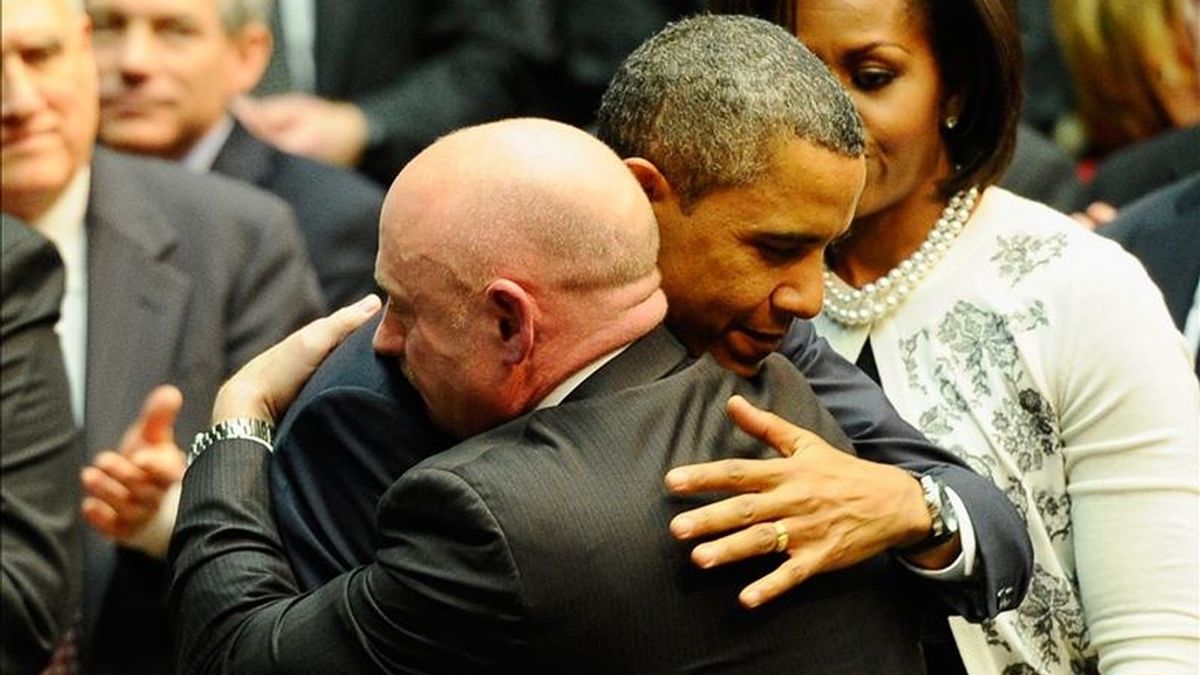 El presidente estadounidense, Barack Obama ha visitado a la congresista herida en Tucson y ha participado en un homenaje a las víctimas. Vídeo: Informativos Telecinco