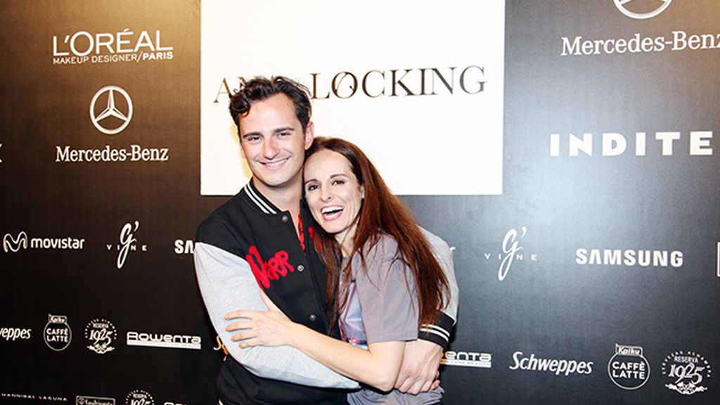 Asier Etxeandía dando la enhorabuena a Ana Locking tras el desfile