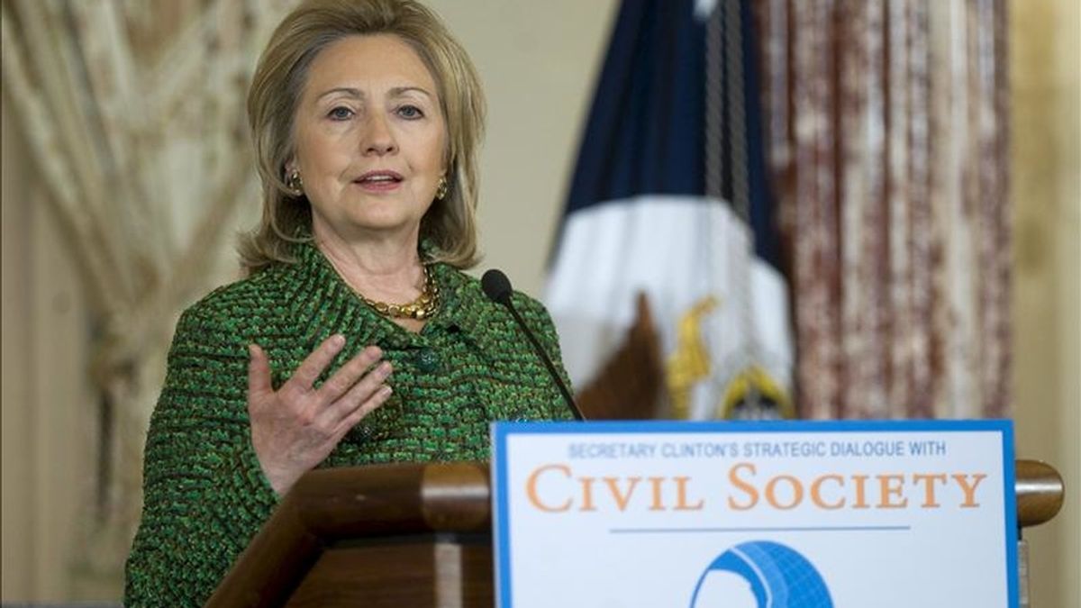 La secretaria de Estado de EE.UU., Hillary Clinton, habló con su homólogo de Bahrein, jeque Jalid bin Ahmed al Jalifa, de "esfuerzos para acometer reformas políticas y económicas que respondan a las demandas de los ciudadanos". EFE/Archivo La secretaria de Estado de EE.UU., Hillary Clinton, habló con su homólogo de Bahrein, jeque Jalid bin Ahmed al Jalifa, de "esfuerzos para acometer reformas políticas y económicas que respondan a las demandas de los ciudadanos". EFE/Archivo