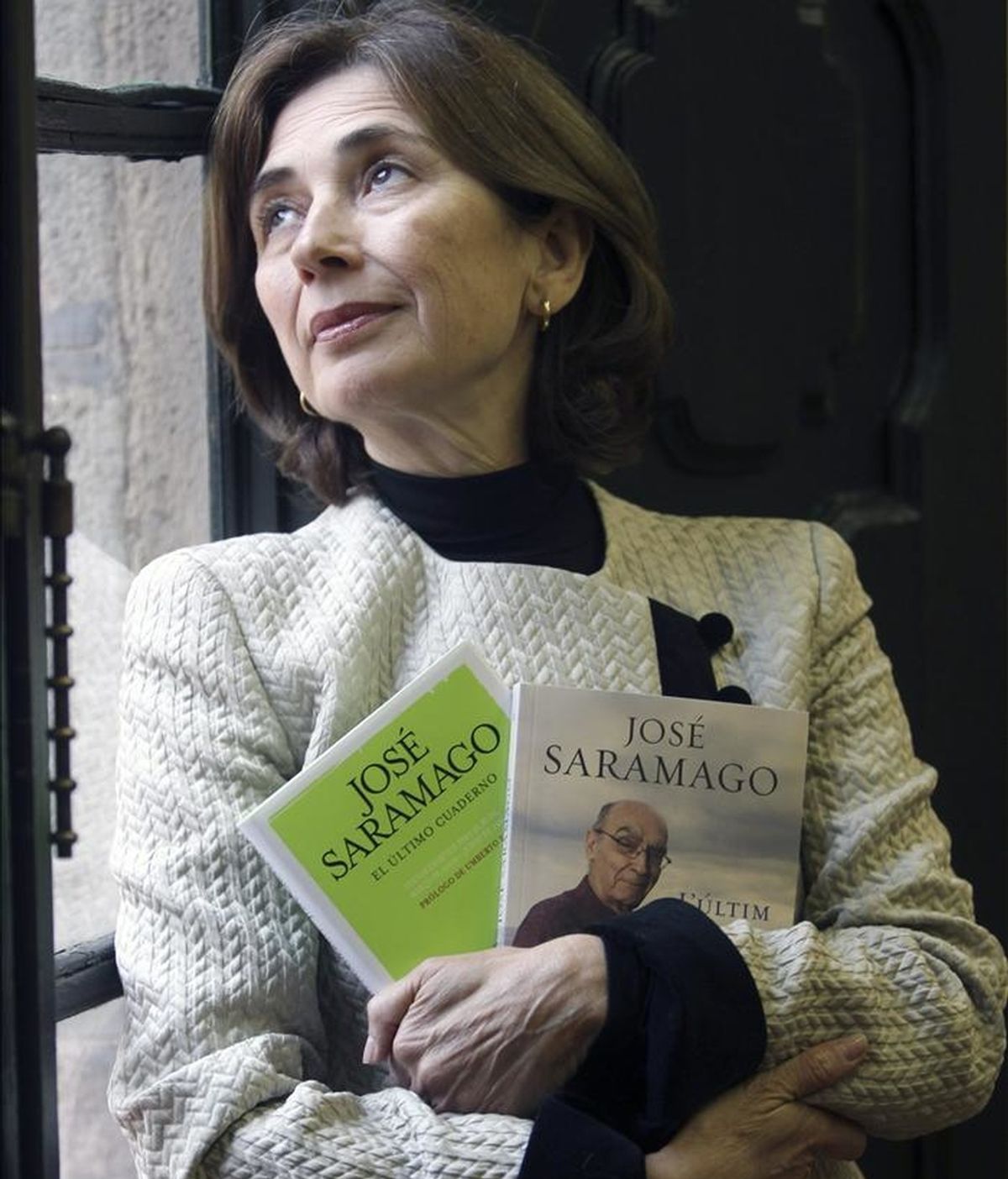 A un día de cumplirse ocho meses de la muerte del escritor José Saramago, la ciudad de Barcelona homenajea al Nobel portugués con diferentes actos, uno de ellos relacionado con su obra póstuma, "El último cuaderno", una recopilación de los textos escritos en su blog desde marzo de 2009 a junio de 2010, que hoy su compañera, Pilar del Río, ha considerado como "un regalo inesperado". EFE A un día de cumplirse ocho meses de la muerte del escritor José Saramago, la ciudad de Barcelona homenajea al Nobel portugués con diferentes actos, uno de ellos relacionado con su obra póstuma, "El último cuaderno", una recopilación de los textos escritos en su blog desde marzo de 2009 a junio de 2010, que hoy su compañera, Pilar del Río, ha considerado como "un regalo inesperado". EFE